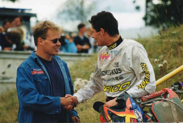 Voitto tuli jälleen. Miska Aaltonen kiittää mekanikkoaan Peukkua SM 250cc Hyvinkää 1995